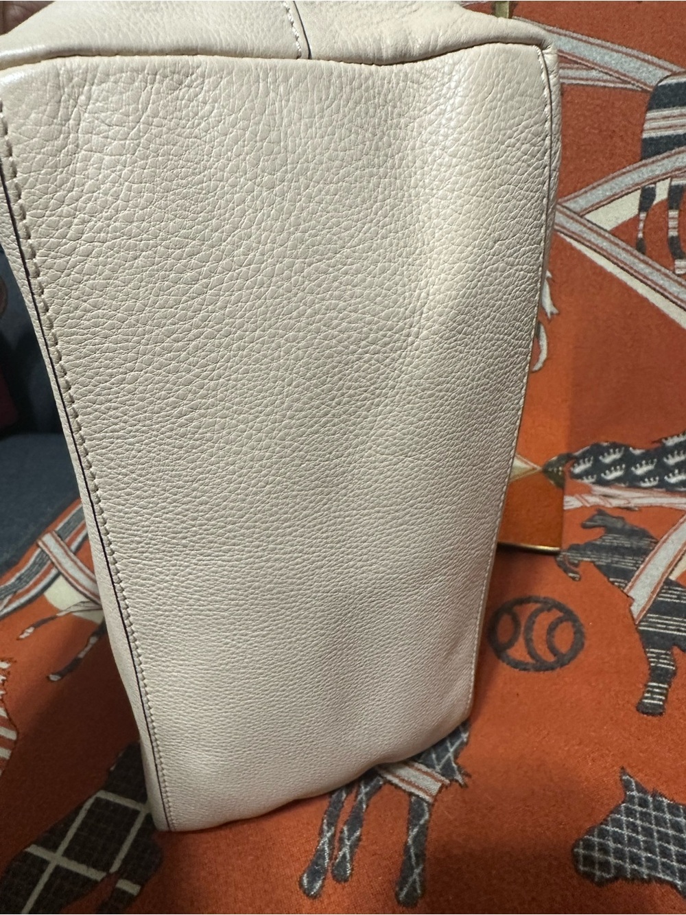 TORY BURCH ❤️🌟PEBBLED LEATHER  SHOULDER HOBO IN CREAM  WITH TASSEL ⭐️ - Picture 6 of 7
